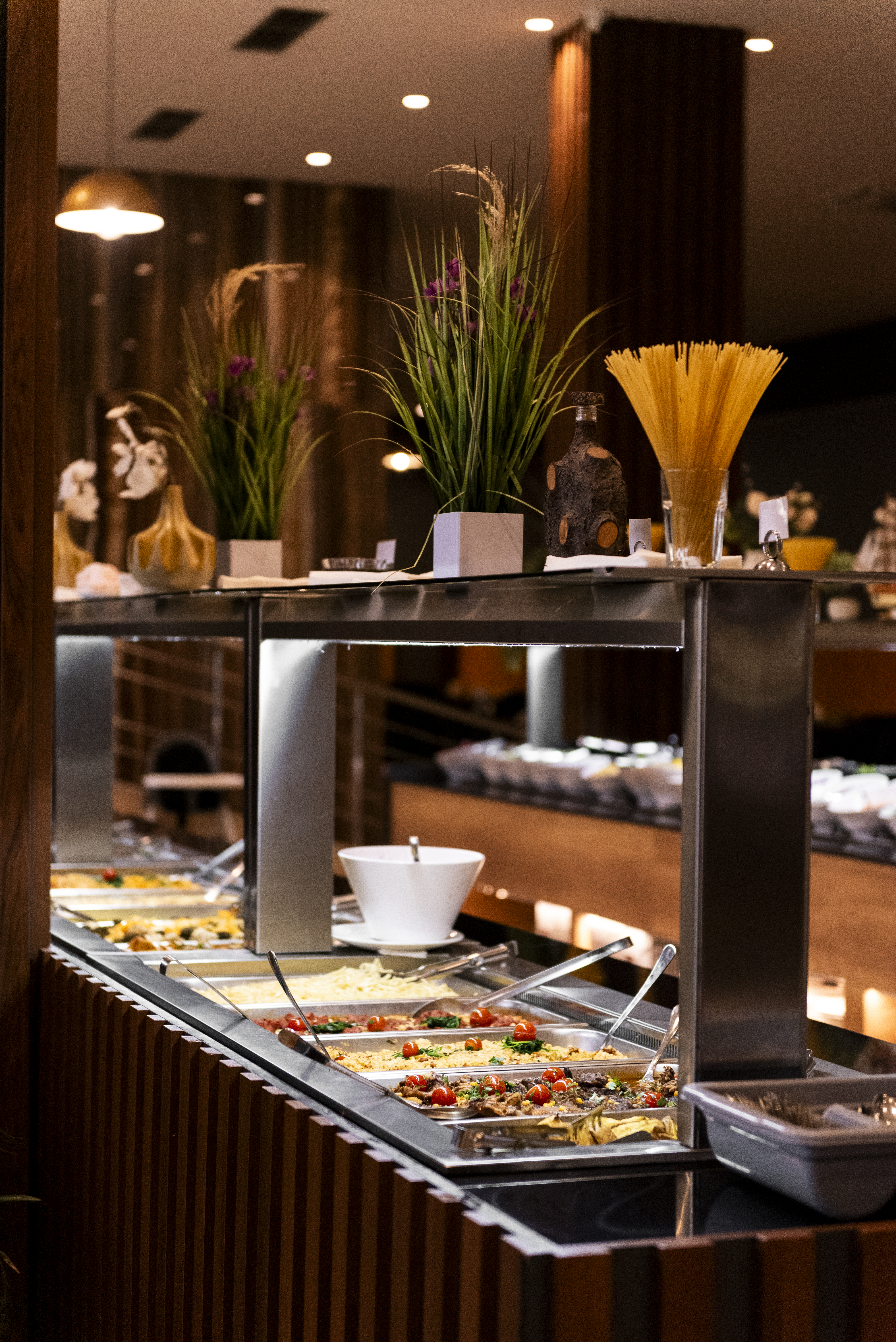 Buffet mit warmen Speisen und Beilagen im Amelia Mare