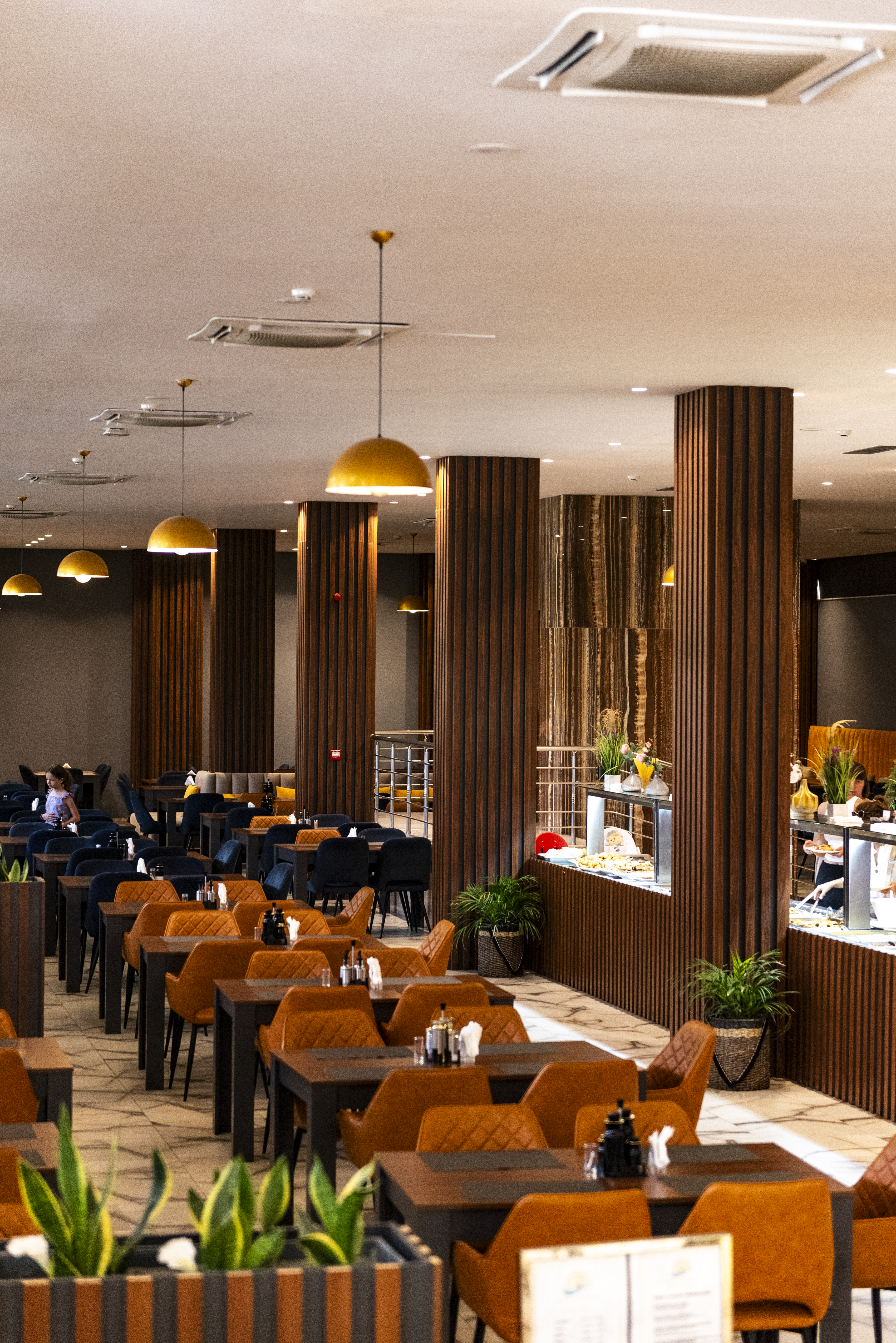 Hauptrestaurant des Amelia Mare Hotels mit Buffet