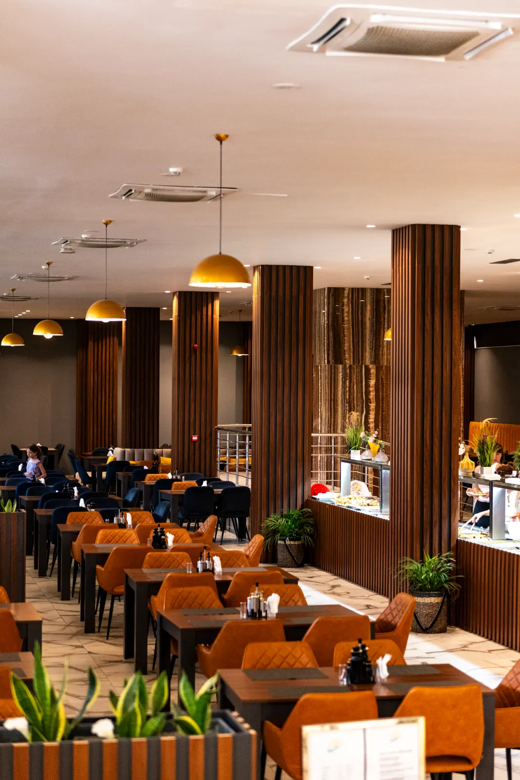 Hauptrestaurant des Amelia Mare Hotels mit Buffet