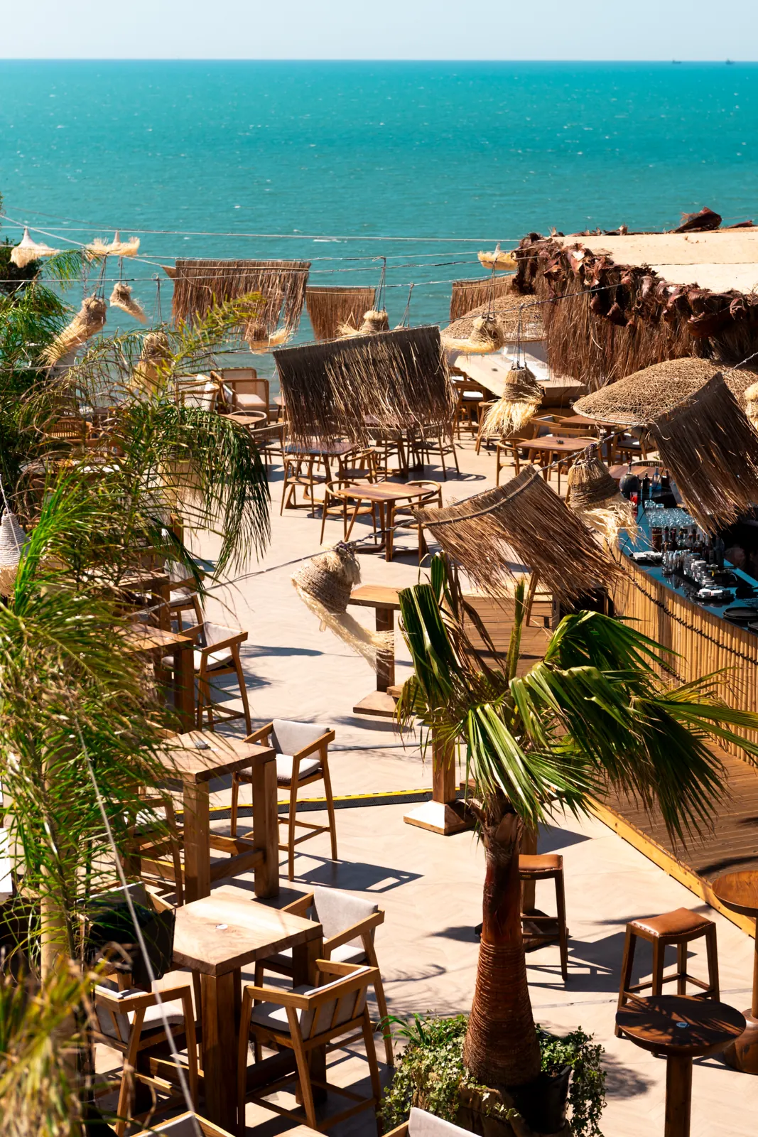 Rooftop Bar des Amelia Mare Hotels mit Meerblick